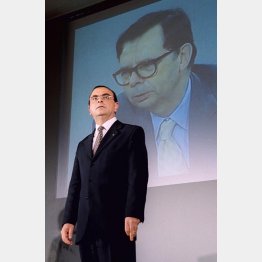 ルノーのゴーン前CEO（後方モニターはルノーのルイ・シュバイツァー名誉会長）／（Ｃ）共同通信社