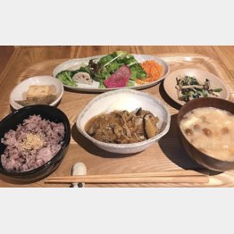 ド～ンと野菜もたっぷり（「おそうざいプレート」1300円）／（Ｃ）日刊ゲンダイ