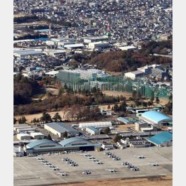 厚木基地に駐機する戦闘機（手前） 近くには住宅地が広がる（Ｃ）共同通信社