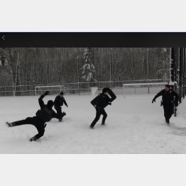 左が“被弾”して倒れるクラーク巡査（デュバル市警のフェイスブックから）