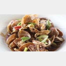葉ニンニクとアサリの豆腐炒め（Ｃ）日刊ゲンダイ
