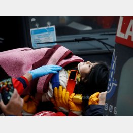 搬送される少女（Ｃ）ロイター