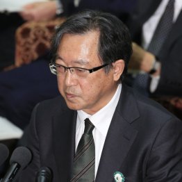 気分は“小役人”（Ｃ）日刊ゲンダイ