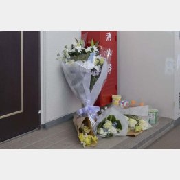 亡くなった栗原心愛さんの自宅前に手向けられた花束（Ｃ）共同通信社