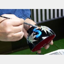 会津漆器を使った蒔絵体験（Ｃ）日刊ゲンダイ