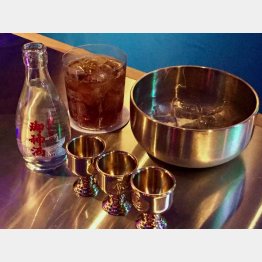 手前のお神酒は1本800円（Ｃ）日刊ゲンダイ