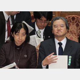何でも言いなり（左から厚労省の定塚官房長、大西前政策統括官）（Ｃ）日刊ゲンダイ