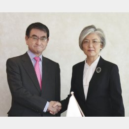 韓国の康京和外相（右）と握手する河野外相（代表撮影・共同）