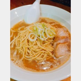 焼き豚４枚入りの肉そば（中）８５０円（提供写真）