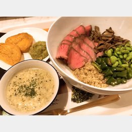 目的に応じて選んだ食材から「自分だけのボウル」を作る（Ｃ）日刊ゲンダイ