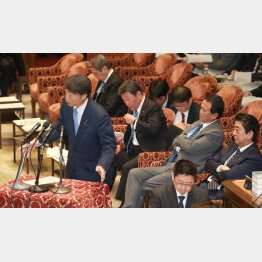 根本厚労省は終始シドロモドロ（Ｃ）日刊ゲンダイ