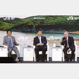 プーチン大統領から平和条約を持ち出され。安倍首相はニタニタ応じた（代表撮影・共同）