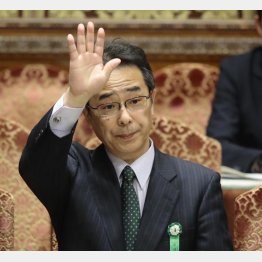 「ポイ捨て」まっしぐら（Ｃ）日刊ゲンダイ