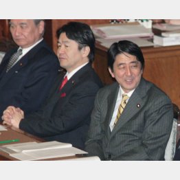 総務大臣・郵政民営化担当時代の竹中平蔵氏（左から2人目）、内閣官房長官時代の安倍首相（Ｃ）日刊ゲンダイ