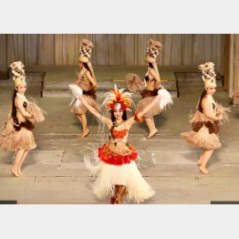 じっくりショーを堪能（Ｃ）日刊ゲンダイ