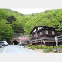 山梨県富士河口湖町、笛吹市の「旧御坂トンネル」／（提供写真）