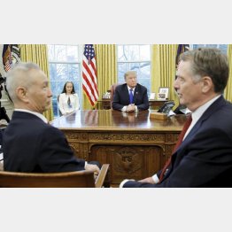 トランプ大統領（奥）と面談する中国の劉鶴副首相（左）。右はライトハイザー米通商代表（Ｃ）ロイター＝共同