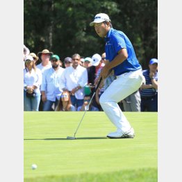 ショートパットに苦戦する松山（Ｃ）共同通信社