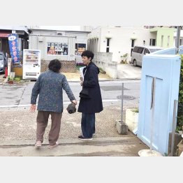 米軍普天間飛行場に隣接する普天間第二小学校の投票所を取材中の有働キャスター（Ｃ）日刊ゲンダイ