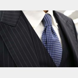 時には無造作感を演出（Ｃ）日刊ゲンダイ