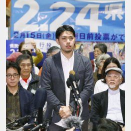記者団の取材に答える市民グループ「『辺野古』県民投票の会」代表の元山仁士郎さん／（Ｃ）共同通信社