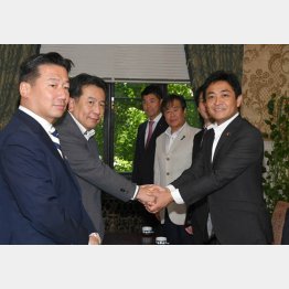 「立憲」と「国民」は成り立ちが違う（握手する枝野立憲民主党代表・左と玉木国民民主党共同代表）／（Ｃ）日刊ゲンダイ