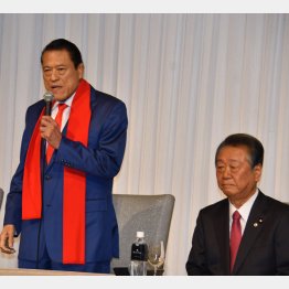 アントニオ猪木参院議員と自由党の小沢一郎代表（Ｃ）日刊ゲンダイ