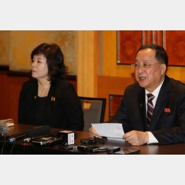会見を行った李外相（右）と崔外務次官（Ｃ）ロイター