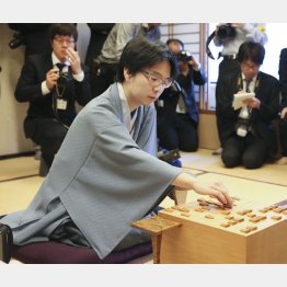 初の王位を奪取した豊島将之二冠（Ｃ）共同通信社