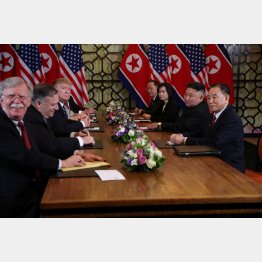 対北強硬派のボルトン氏（左）は満面の笑み（Ｃ）ロイター／Leah Millis 　