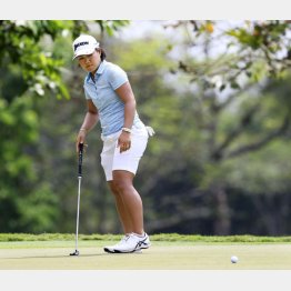 チャンスを決められず悔しい表情を見せることが多くなった畑岡（Ｃ）共同通信社