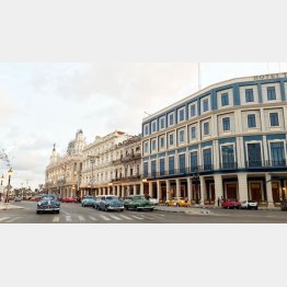 キューバ最古のホテルといわれる「ホテルイングラテラ」前の大通り（提供写真）