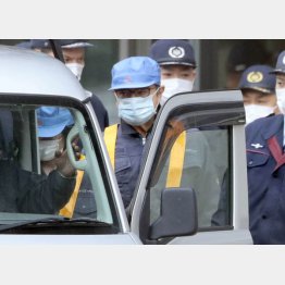 変装でスズキの軽ワゴンに乗り込んだ（Ｃ）日刊ゲンダイ