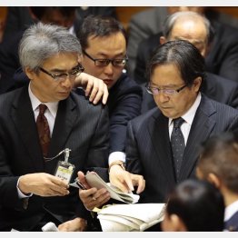 疑惑まみれ…（特別監査委の樋口委員長＝右）／（Ｃ）日刊ゲンダイ