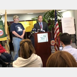 アクション・ニュースのサラ・ブルームクイスト記者のツイッターから（Ｃ）日刊ゲンダイ