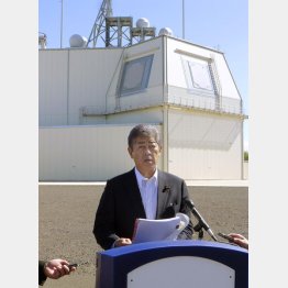 イージス・アショアを背に記者の質問に答える岩屋防衛相（Ｃ）共同通信社