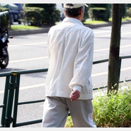 ウオーキングなどひとりの趣味を始めるのも（Ｃ）日刊ゲンダイ