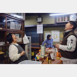 北九州市の観光パンフレットに掲載された角打ちができる酒屋「藤高酒店」（Ｃ）共同通信社