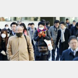 今日も同じ駅で降り会社へ…（Ｃ）共同通信社