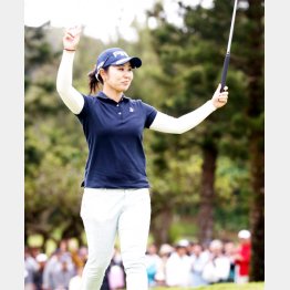 ダイキンオーキッドレディスで優勝した比嘉真美子（Ｃ）日刊ゲンダイ