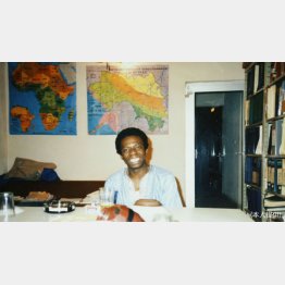 20代のころ、乃木坂の自宅で（オスマン・サンコンさん）／（提供写真）