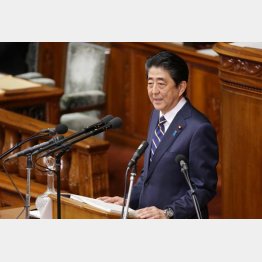 施政方針演説を行う安倍首相（Ｃ）日刊ゲンダイ