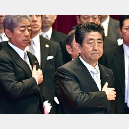 防衛大学校の卒業式に臨んだ安倍首相（Ｃ）日刊ゲンダイ