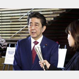 県民投票の結果について取材に応じる安倍首相（Ｃ）共同通信社