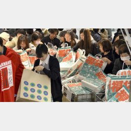 人気の福袋もネットの方が楽チン（Ｃ）共同通信社