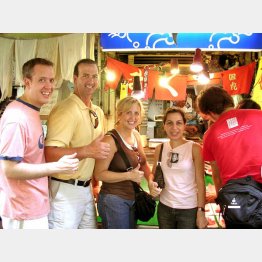 外国人観光客は日本にとって救世主（Ｃ）日刊ゲンダイ