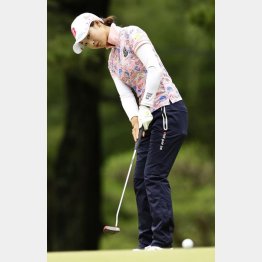 タッチは順手で確認して本番直前に握り直す松田鈴英（Ｃ）共同通信社