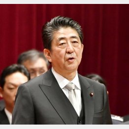防衛大卒業式で訓示する安倍首相（Ｃ）日刊ゲンダイ
