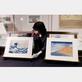 大英博物館の「北斎展」に展示された「神奈川沖浪裏」（左）と「凱風快晴」／（Ｃ）共同通信社