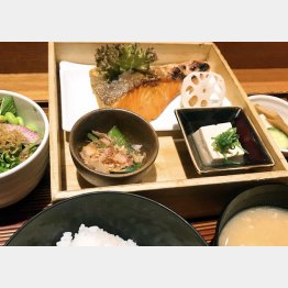 Hitoshinayaの「鮭膳」／（Ｃ）日刊ゲンダイ